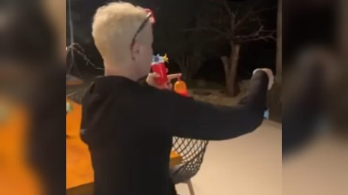 Marido defende Xuxa após apresentadora alimentar morcegos em vídeo: “preconceito”