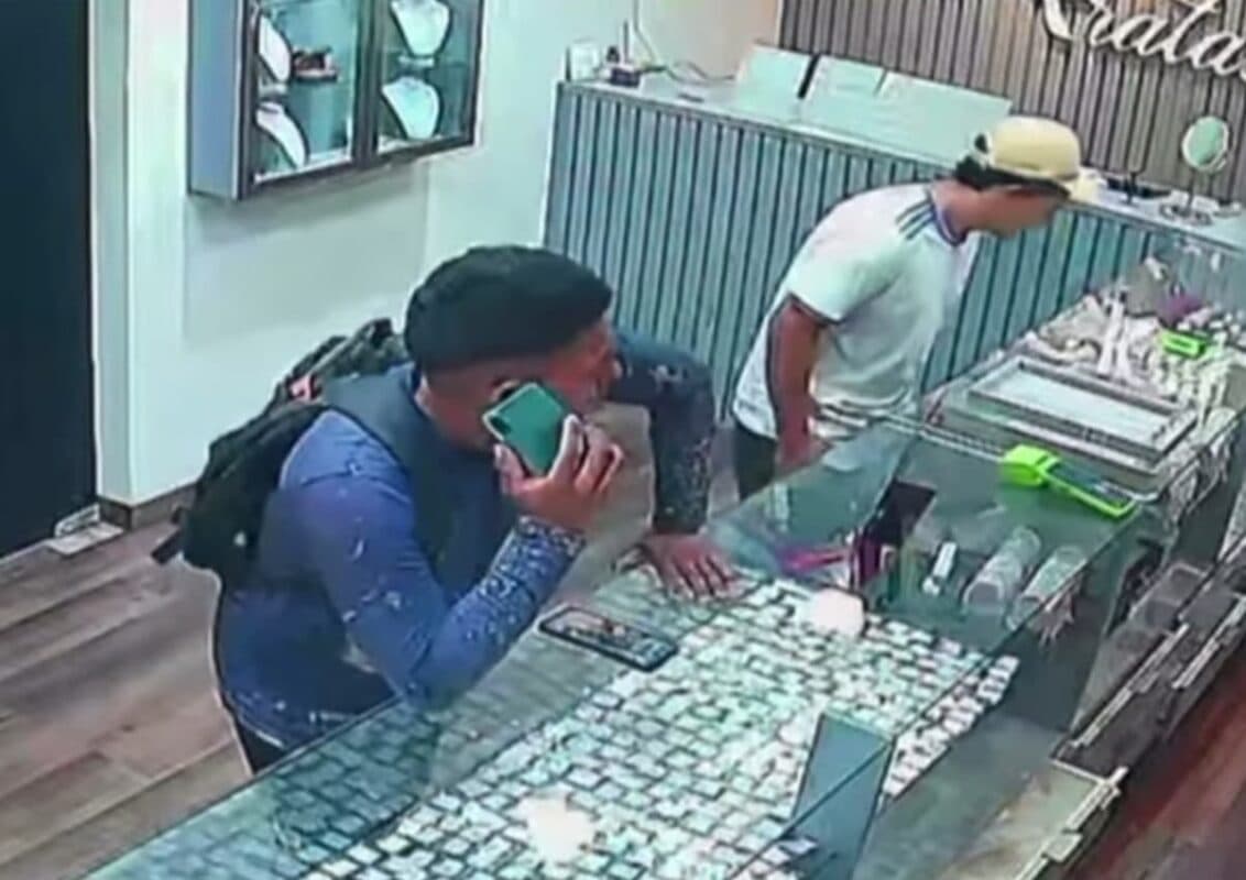 Bandidos tentam assaltar joalheria, agridem funcionário e atiram em empresário, no centro de João Pessoa