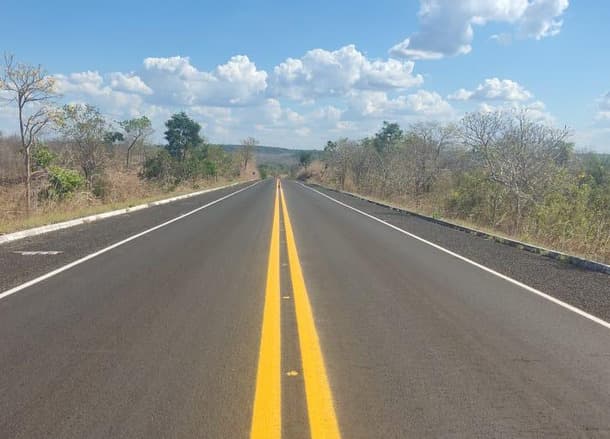 Dois jovens ficam feridos após colisão entre carro e moto na BR-230, entre Sousa e Aparecida