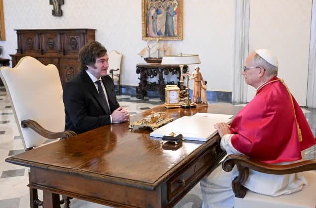 Papa Leão XIV recebe Milei no Vaticano e ressalta luta contra a pobreza