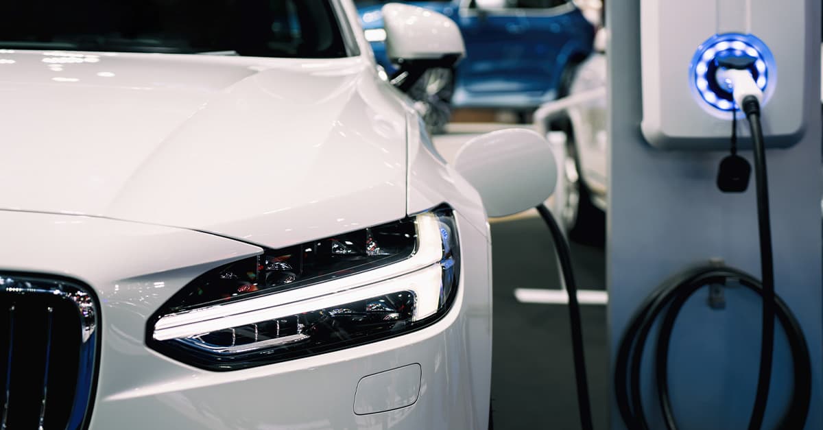 Carro elétrico pode ser carregado no poste? Especialistas alertam para os perigos dessa prática