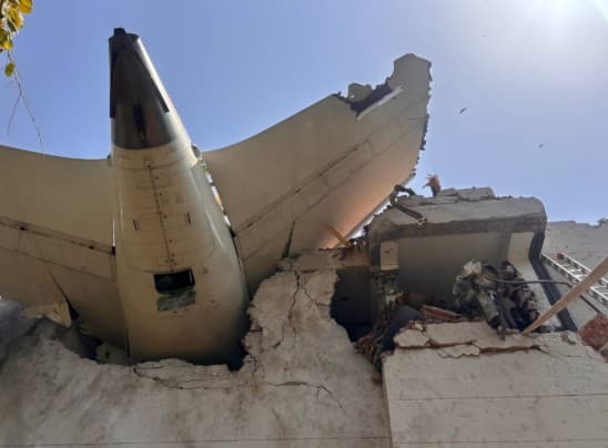 Queda de avião com 242 pessoas na Índia deixou apenas um sobrevivente, diz polícia