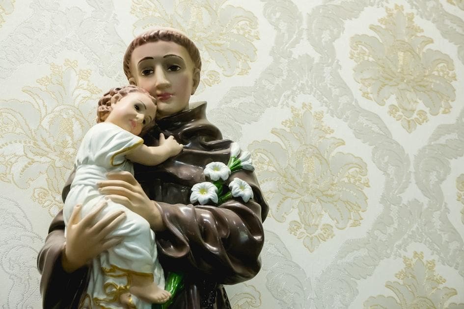 Simpatias de Santo Antônio: rituais para atrair amor, casamento e prosperidade