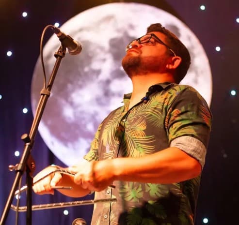 Cantor Ricardo Ribeiro leva forró autêntico para Galeria Augusto dos Anjos em João Pessoa, neste sábado