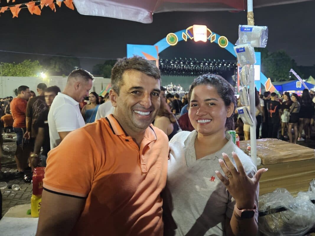 Santa Rita: vendedora ambulante é pega de surpresa e fica noiva em show de Wesley Safadão no Dia dos Namorados