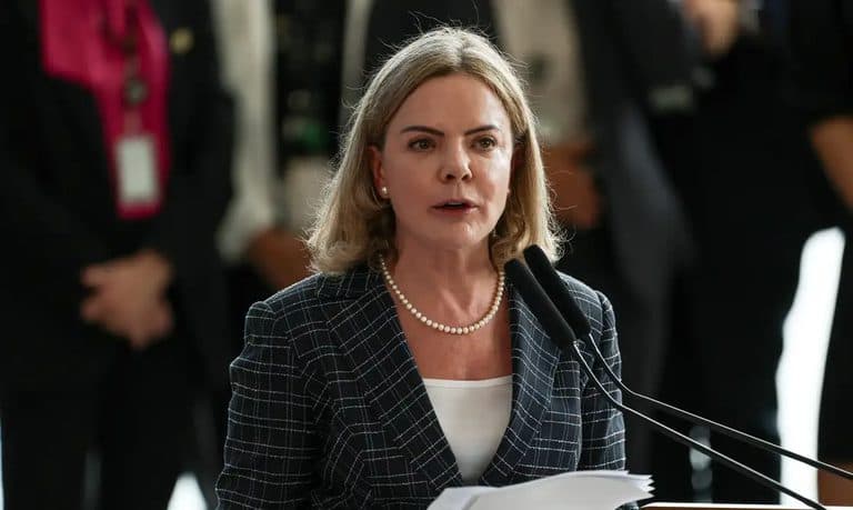 Ministra Gleisi Hoffmann telefona para Cícero Lucena e prefeitos brasileiros em Israel