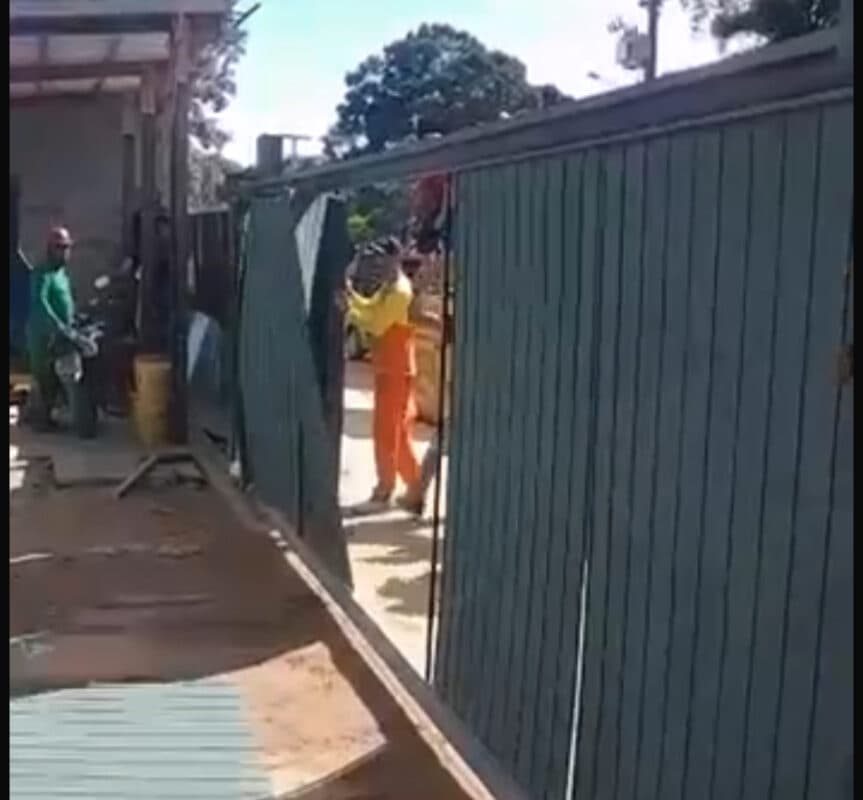 Sindicato derruba portão de obra para tentar forçar trabalhadores a aderirem greve em João Pessoa