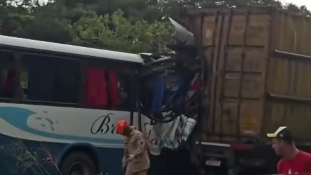 Sete feridos no acidente entre ônibus e caminhão têm estado regular e são transferidos; duas pessoas seguem graves no Trauma