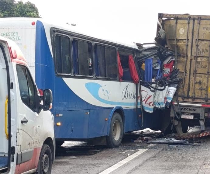 Acidente entre ônibus e caminhão deixa feridos, ao menos um morto e interdita a BR-230