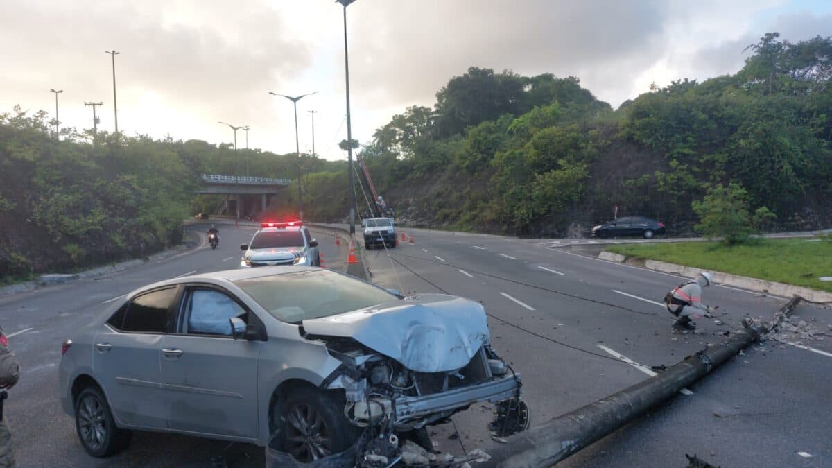FOTOS E VÍDEO: colisão na Avenida Pedro II interdita parcialmente via em João Pessoa
