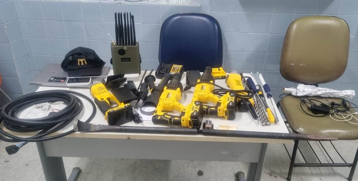 Dupla suspeita de organizar ataque a banco é presa e equipamentos apreendidos em rodovia entre Paraíba e Pernambuco