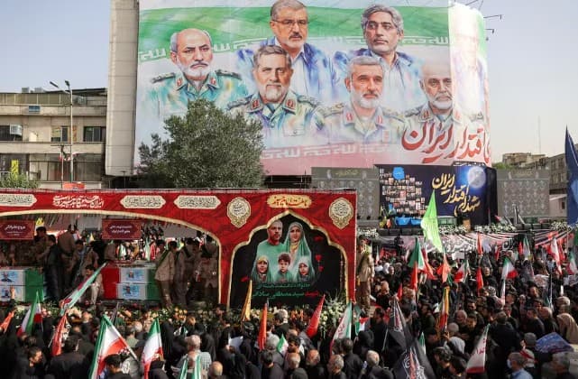 Irã faz funeral de militares e cientistas nucleares mortos na guerra com Israel