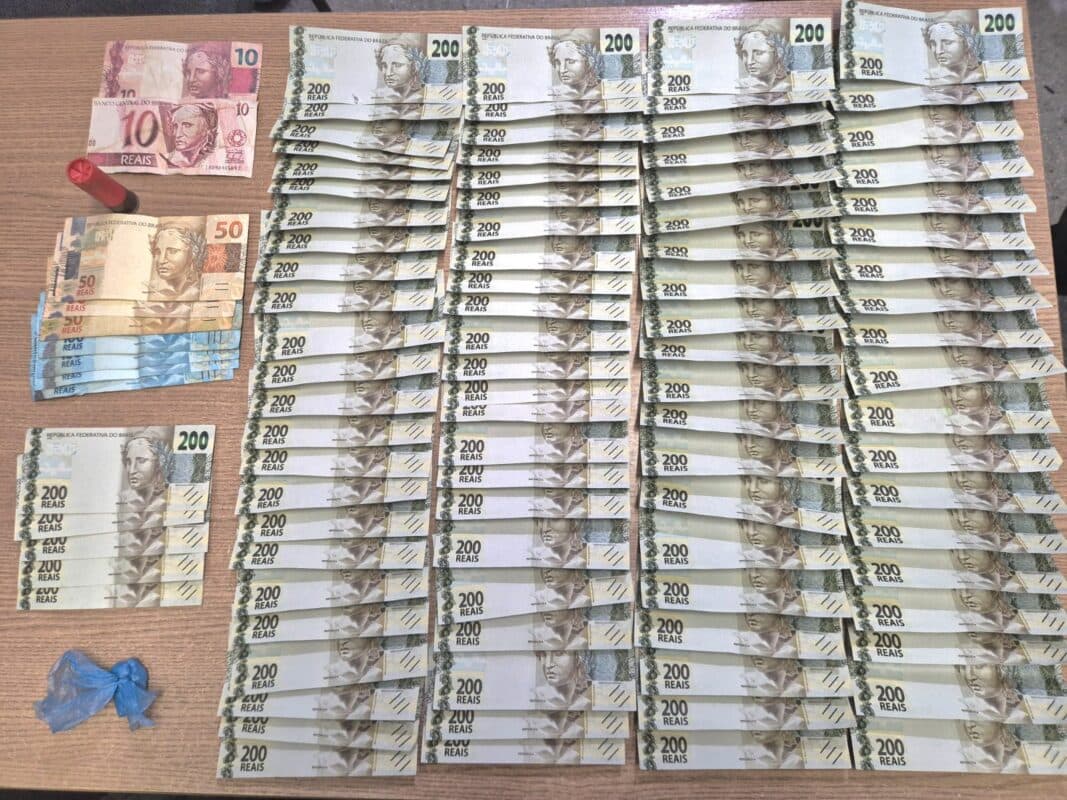 VÍDEO: polícia apreende R$ 19 mil em notas falsas com jovem em Campina Grande