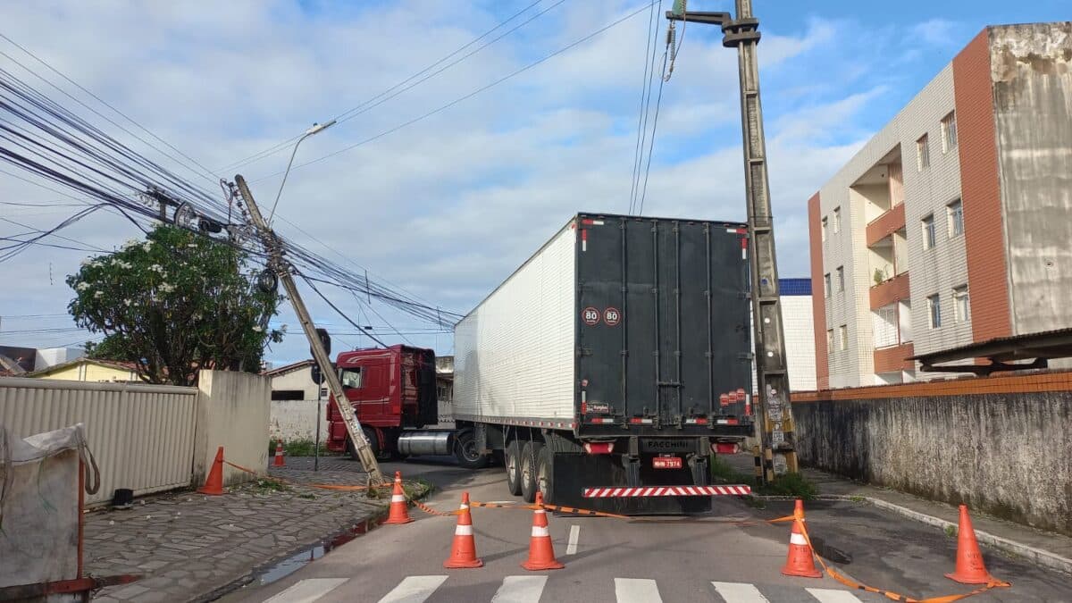Carreta derruba fiação, interdita rua e deixa moradores sem energia no José Américo