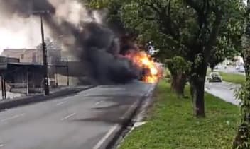 VÍDEO: caminhão-tanque pega fogo na BR-101 e trânsito entre Recife e João Pessoa é interditado