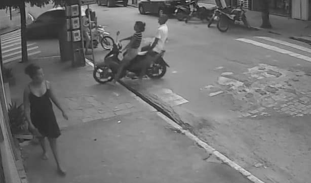 VÍDEO: mulher perde controle de moto, quebra porta de vidro e invade clínica de estética em Mamanguape