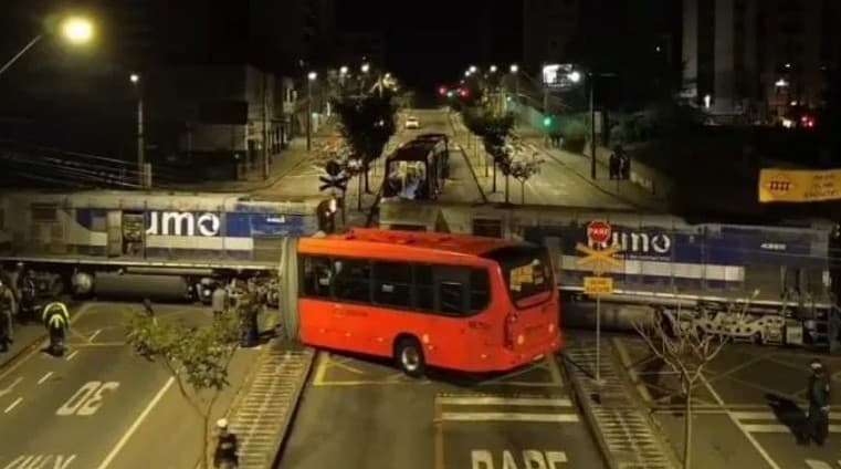 Ônibus biarticulado parte ao meio após colisão com trem e deixa 11 feridos em Curitiba