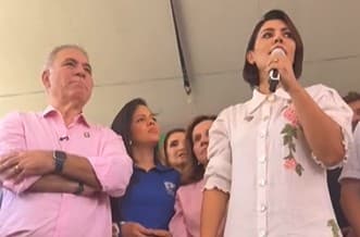 Michelle Bolsonaro critica "censura" ao marido e diz que os direitos dele estão sendo violados