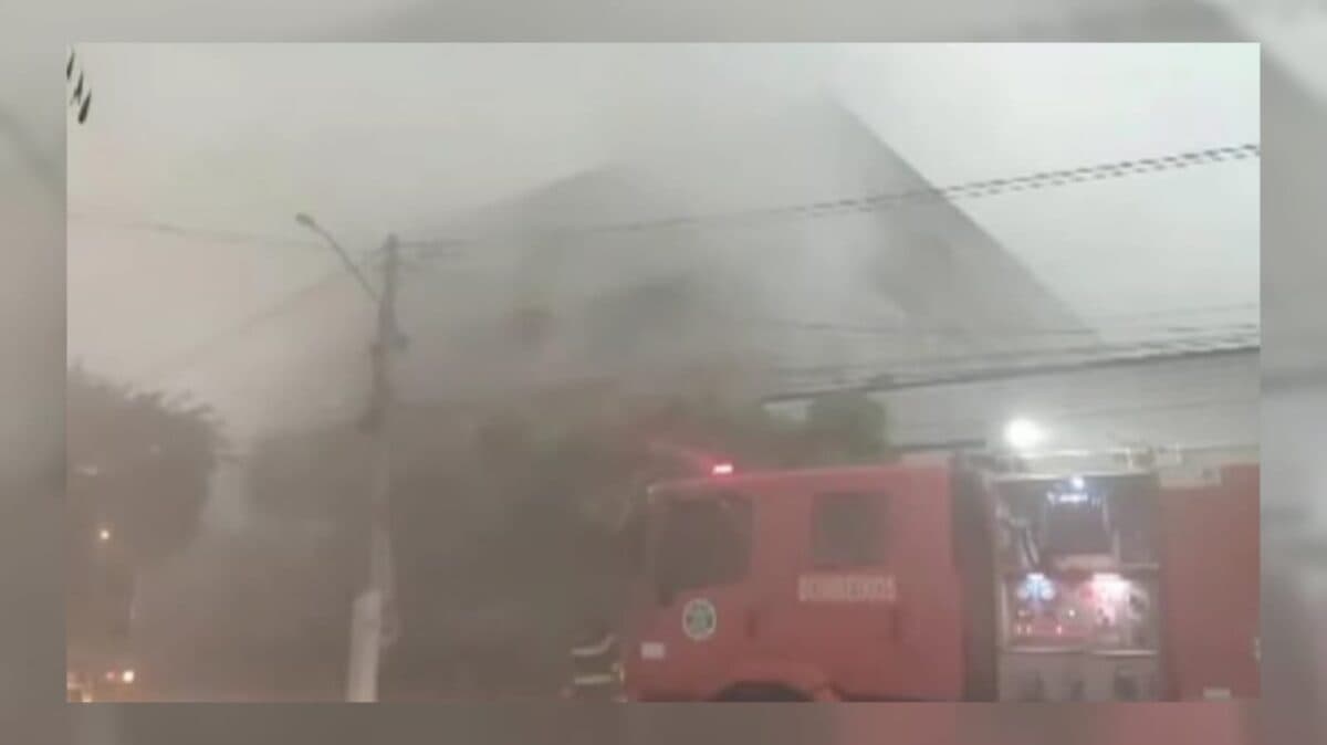 Incêndio destrói supermercado na região de Pedras de Fogo