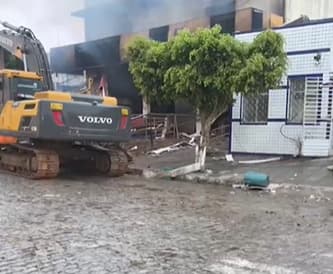Supermercado é demolido na região de Pedras de Fogo após estrutura ficar comprometida em incêndio