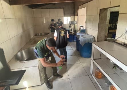 Operação interdita queijeira clandestina que utilizava equipamentos enferrujados no Brejo da Paraíba