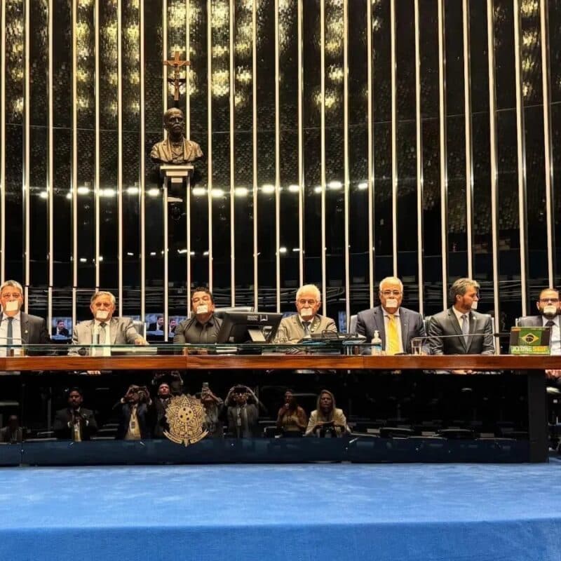 Senadores usam adesivos na boca em protesto após prisão de Bolsonaro