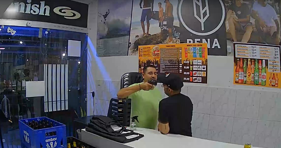 Homem invade bar e mata rival com tiro a queima-roupa na cabeça em Cajazeiras; câmera flagrou o crime