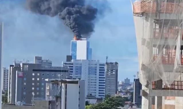 Incêndio atinge cobertura de prédio empresarial no Recife, em Pernambuco