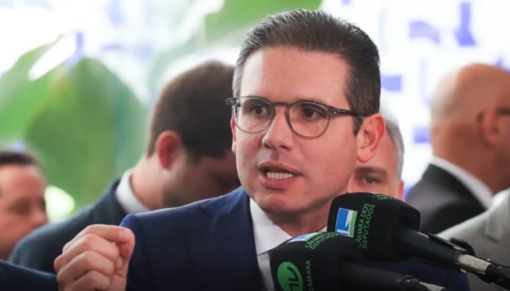 Hugo Motta barra Eduardo Bolsonaro como líder da minoria na Câmara dos Deputados