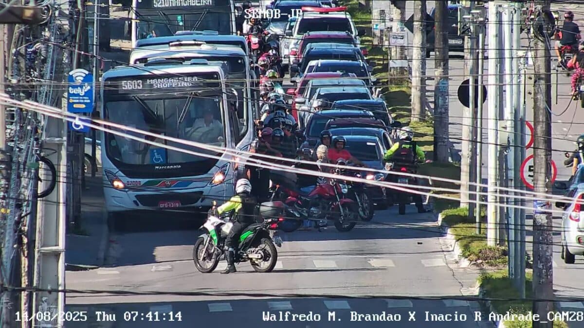 Acidente trava trânsito na principal dos Bancários, em João Pessoa