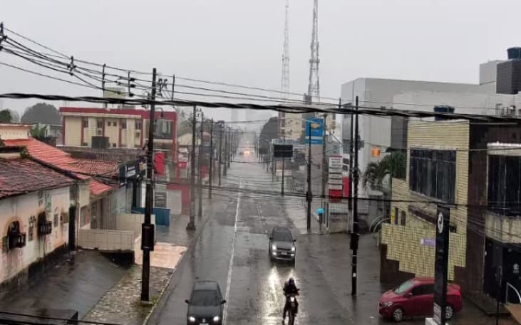 CHUVAS: Grande João Pessoa tem dia de caos com ruas alagadas, trânsito lento e desvios