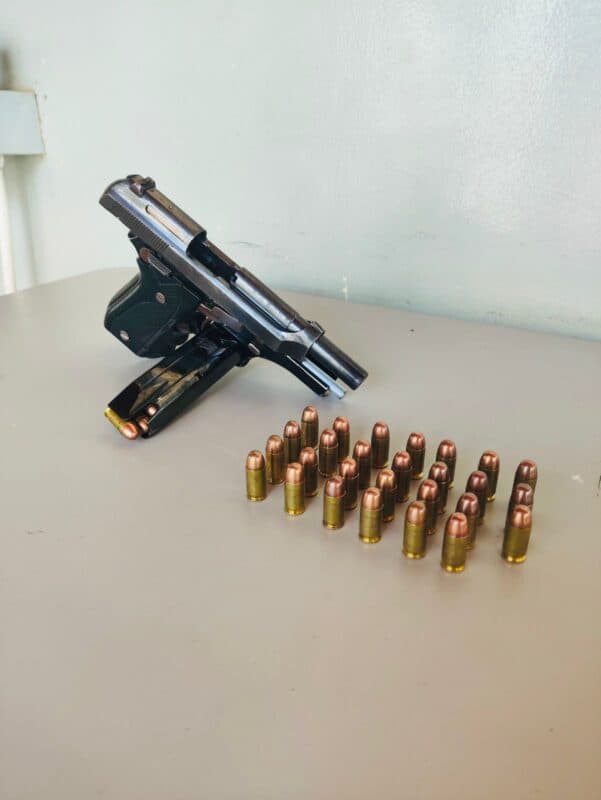 Polícia Militar prende suspeito com arma de fogo e veículo clonado, em Monteiro