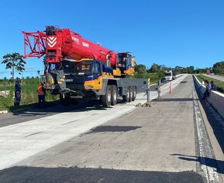 Acesso de Recife a João Pessoa pela BR-101 registra trânsito parado devido a remoção de carreta após acidente