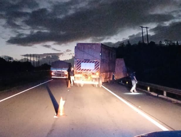 BR-230 é parcialmente interditada após tombamento de caminhão, na Grande João Pessoa