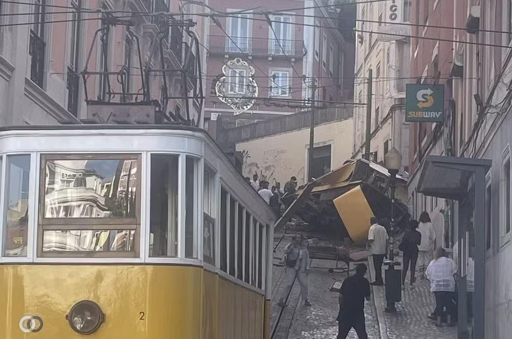 Bondinho de Lisboa descarrila, tomba e deixa 15 mortos e 18 feridos em Portugal