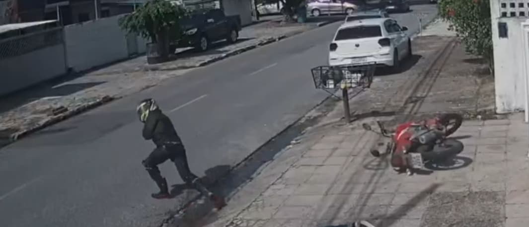 IMAGENS: Motociclista de aplicativo é vítima sobrevivente do ataque a tiros nos Bancários; passageiro era o alvo e foi morto