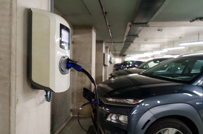 Justiça determina suspensão do uso de carregadores de carros elétricos em garagem de condomínios