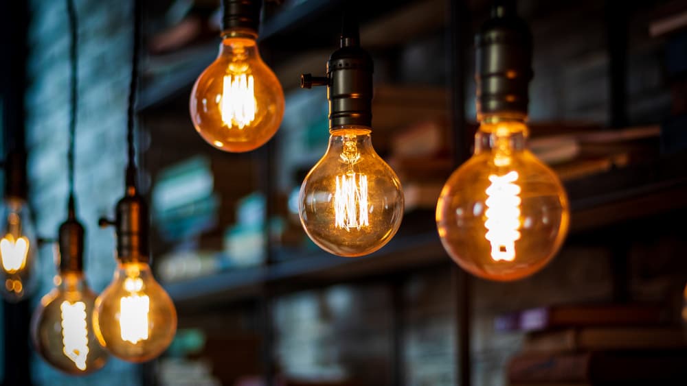 Moradores de 9 cidades da Paraíba podem trocar lâmpadas usadas pelas de LED gratuitamente em setembro; confira locais