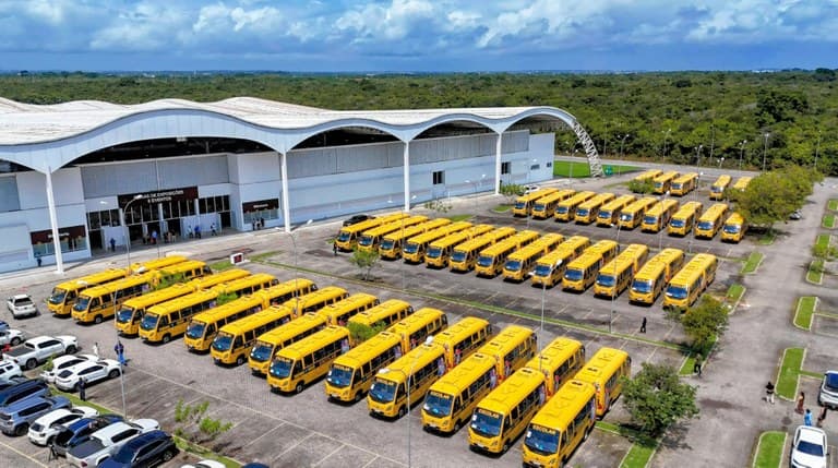 João Azevêdo entrega 104 ônibus escolares para os municípios com investimentos de mais de R$ 45 milhões