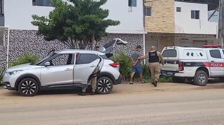 Blogueiro com mais de 1 milhão de seguidores e mais dois homens são presos em flagrante suspeitos de praticar assaltos em Conde