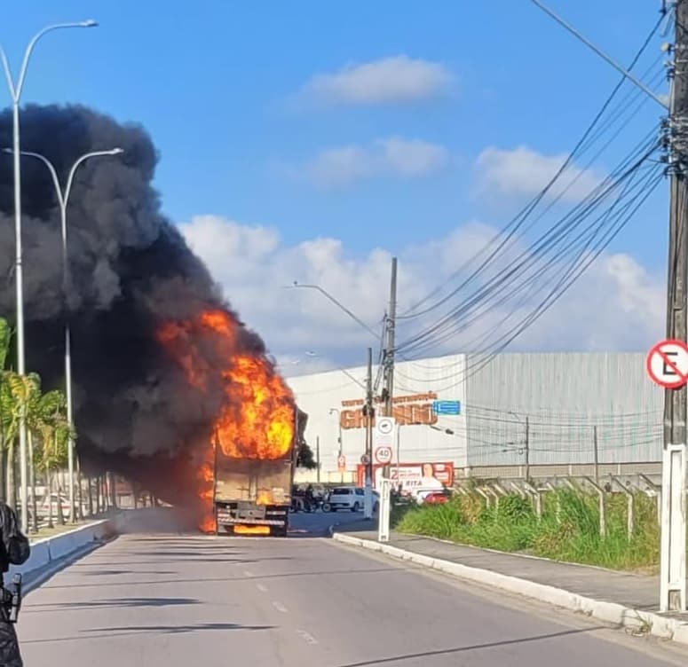 Caminhão pega fogo e bloqueia saída do binário de Tibiri, em Santa Rita