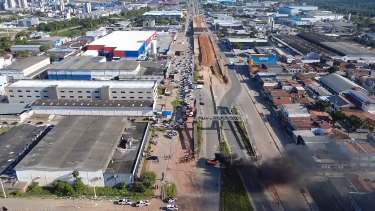 Protesto de populares interrompe totalmente trânsito da BR-230, entre Cabedelo e João Pessoa