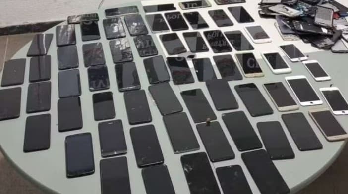 Homem é preso pela polícia com mais de 60 celulares roubados