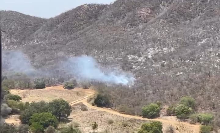 Incêndio se estende pelo sexto dia na Serra do Cruzeiro e combate é reforçado com helicóptero Acauã