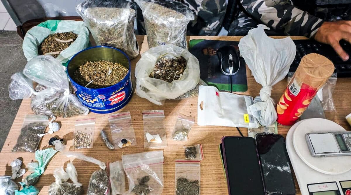 Casal preso suspeito de tráfico de drogas em Campina Grande; maconha e equipamento para cultivo são apreendidos