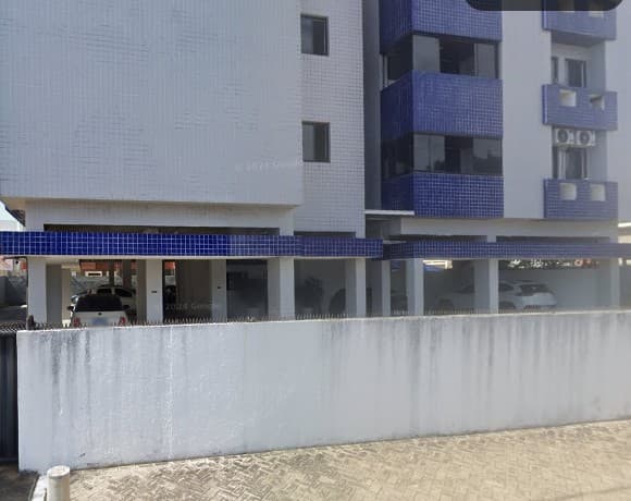 Trabalhador despenca do 4º andar ao limpar fachada de prédio em Manaíra e plantas aparam queda