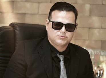 Prefeito comemora aniversário e publica ensaio fotográfico inusitado de cueca; confira