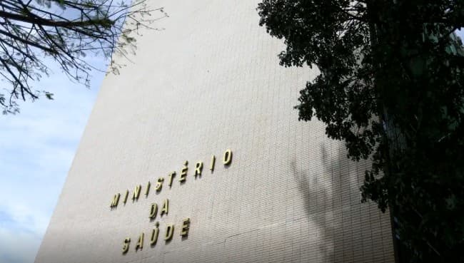 Ministro da Saúde anuncia compra de 2,5 mil tratamentos contra ingestão de metanol; notificações sobem para 127