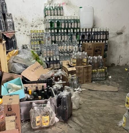 Depósito que vendeu bebida a possível vítima de intoxicação por metanol na Paraíba é identificado e material é recolhido