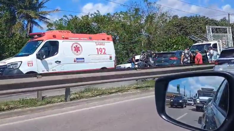 Carro desgovernado atravessa canteiro central, bate em caminhão e causa transtornos na BR-230, em Bayeux